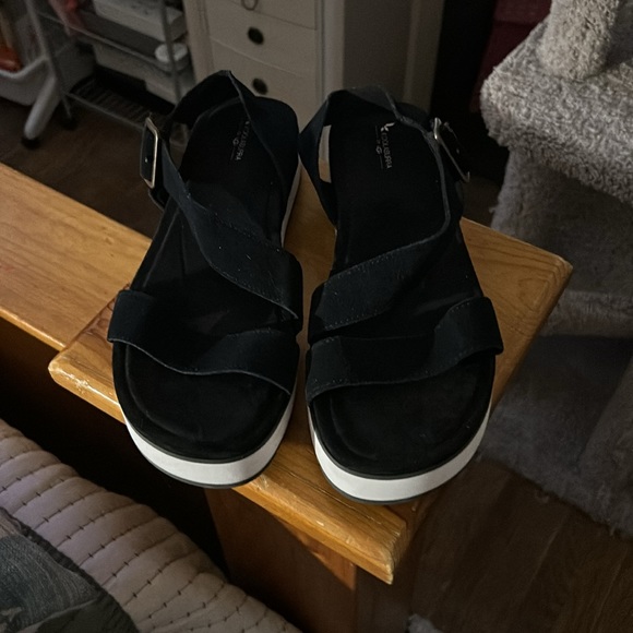 Koolaburra by UGG Buckle Sandals Platforms Black/White - Picture 3 of 11